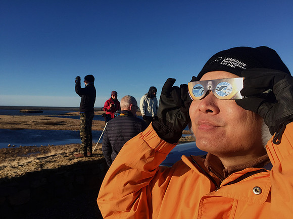 Solar_eclipse_Iceland_watching-2